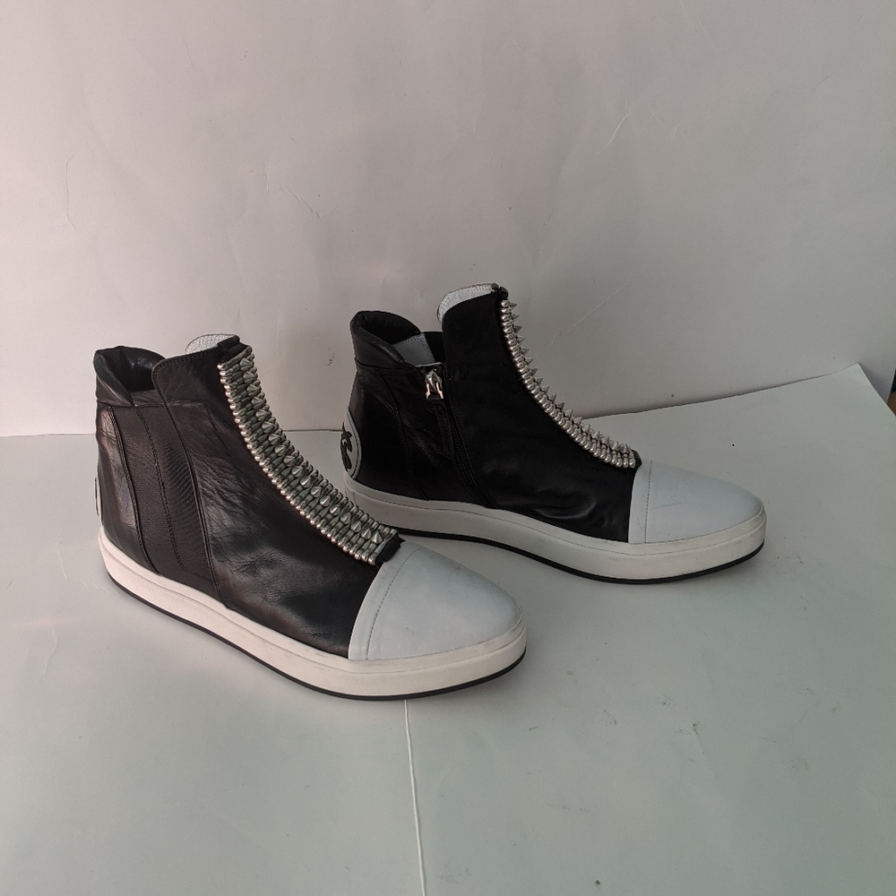 Stylish Black and White Women's High-Top Sneakers - Picture 5 of 6